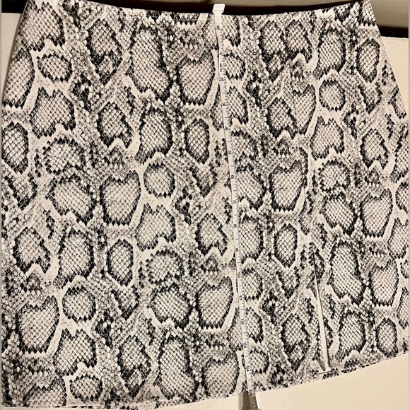 Vici brand white, grey & black snakeskin print mini skirt with slit size Medium - Picture 13 of 14